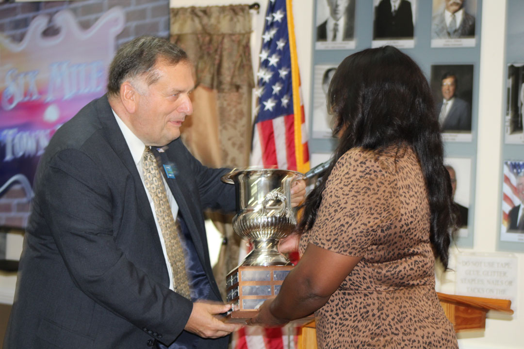 Naomi Reed, of the Municipal Association of South Carolina, presents the award to Mayor Atkinson (Photo by Karen Brewer, The Pickens County Chronicle)