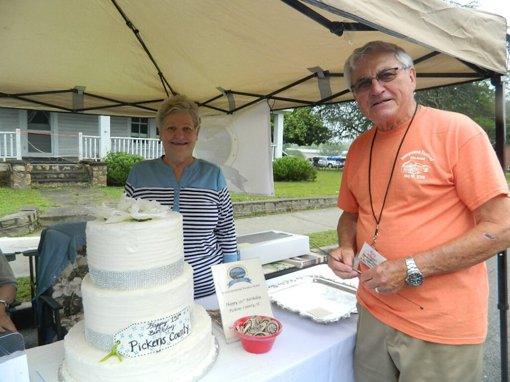 2018 May Issaqueena Festival Anne and cake with mayor